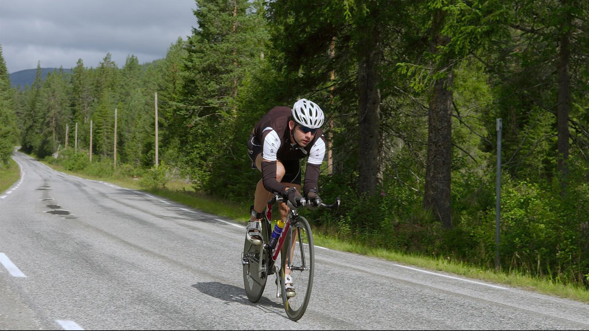 赛道上的绝对主宰，维斯塔潘统治全场，雷诺横扫索伯的战术启示